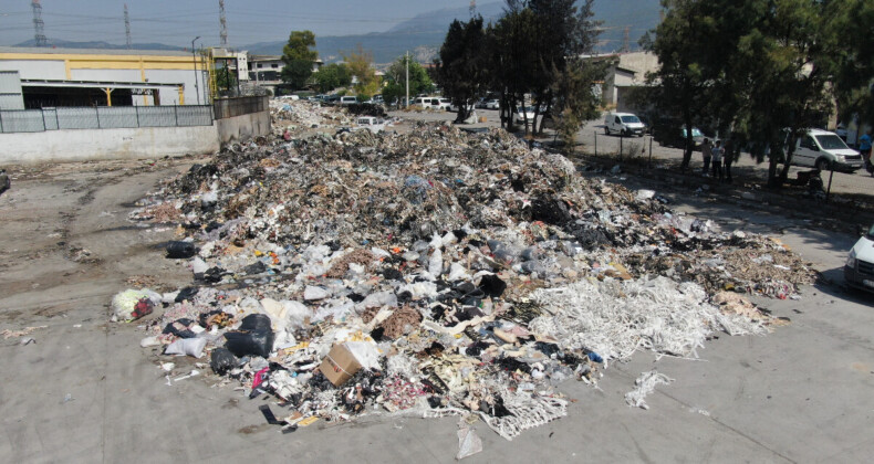 İzmir’de oluşan çöp dağları esnafı canından bezdirdi