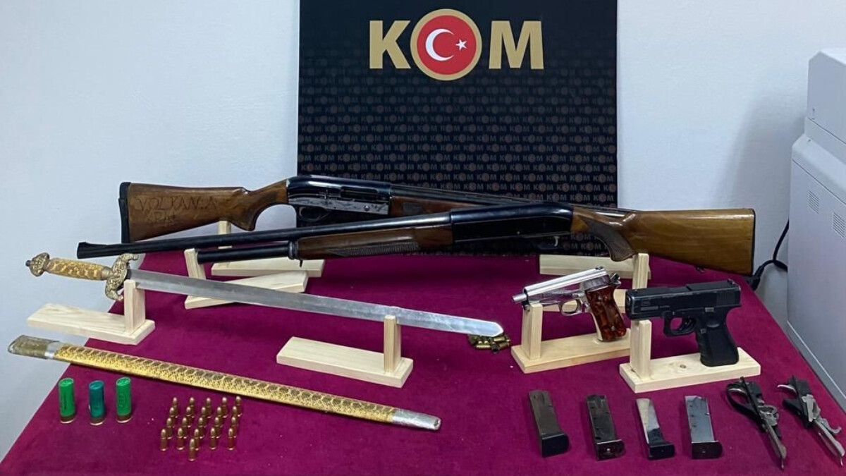 İzmir’de ruhsatsız silahların bulunduğu eve polis baskını