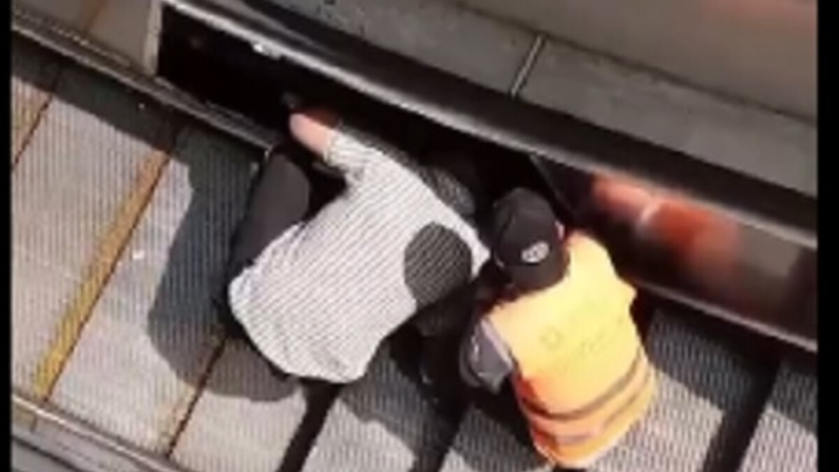 İzmir’de yaşlı adam banliyö treninde yürüyen merdiven boşluğuna düştü