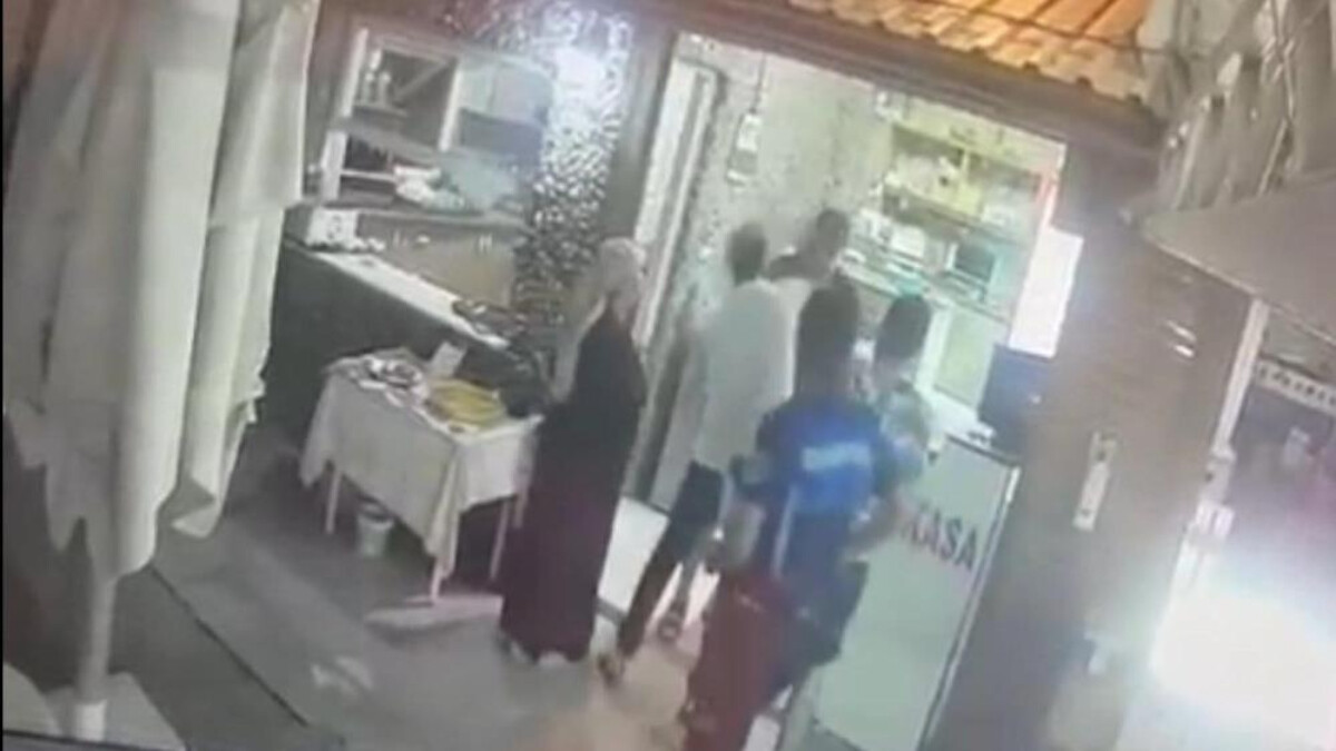 İzmir’de zabıta müdürü sandalye yüzünden tartıştığı esnafa saldırdı