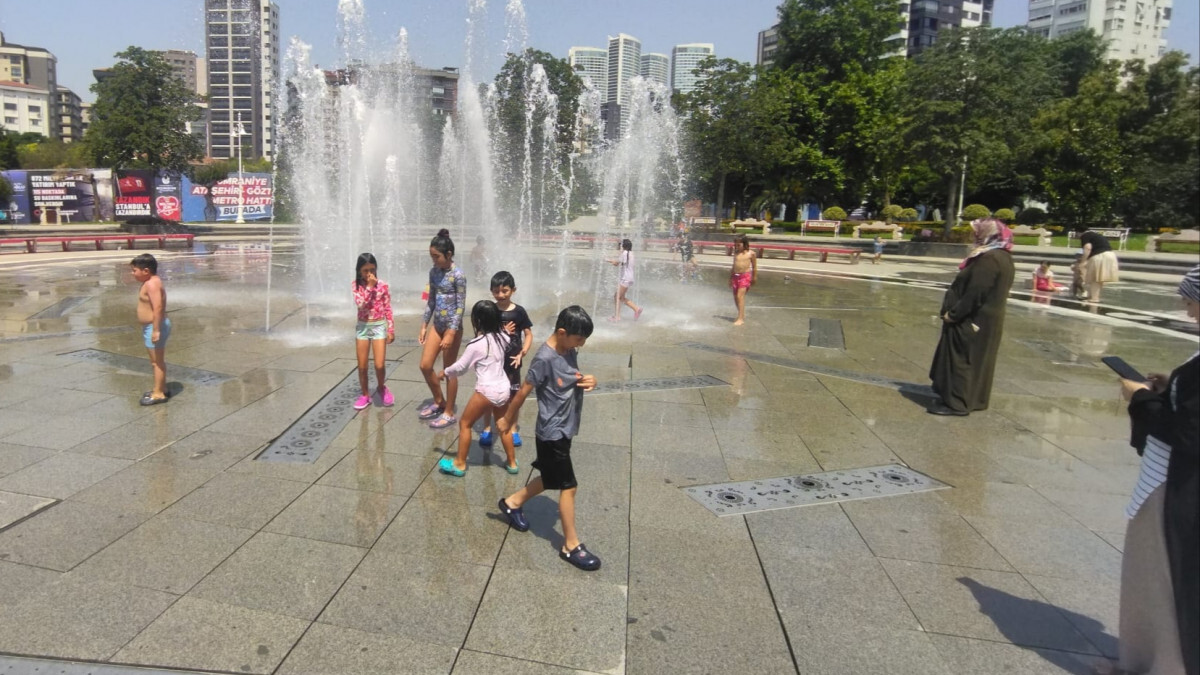 Kadıköy’de çocuklar sıcakta serinlemek için fıskiyelerle eğlendi