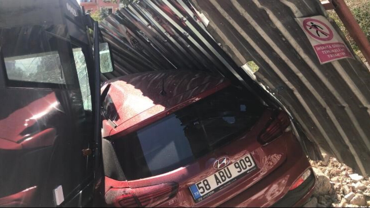 Kağıthane’de freni boşalan karavan, otomobile çarptı