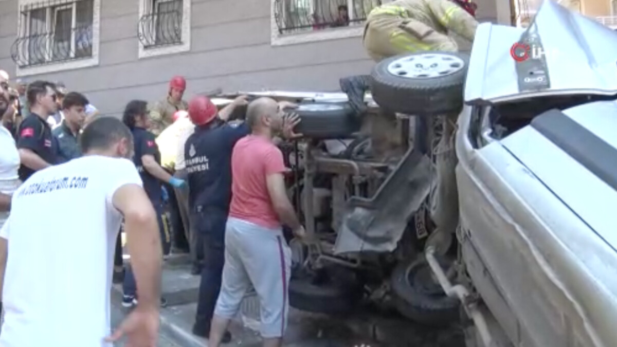 Kağıthane’de kamyonetin freni boşaldı! 2 araca çarptı