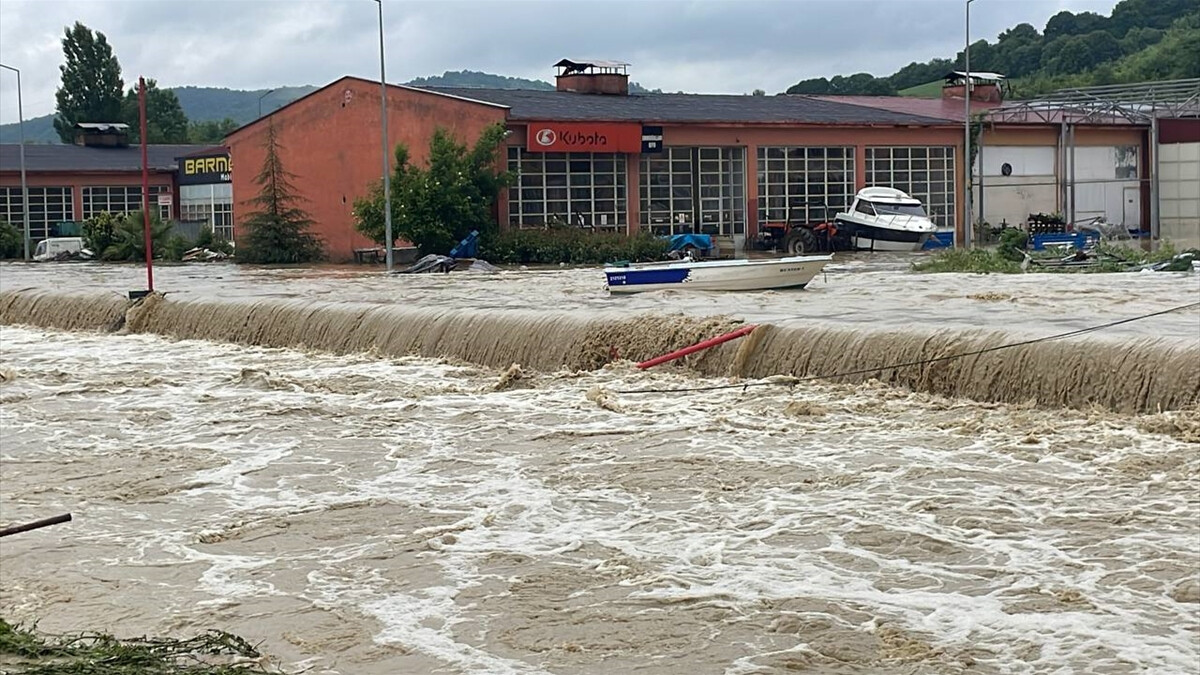 Karadeniz sele teslim: Dereler taştı, yollar göle döndü