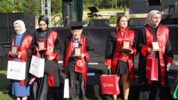 Kastamonu Üniversitesi’nin en yaşlı öğrencileri dereceyle mezun oldu