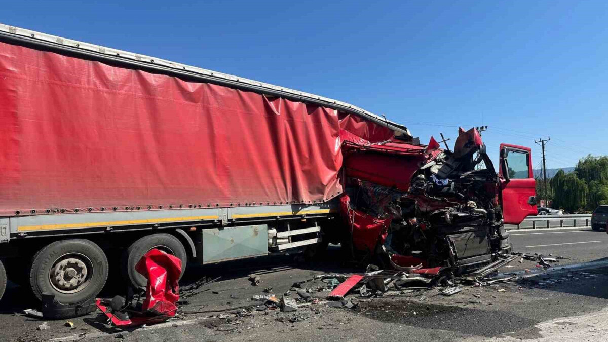 Kastamonu’da 2 tır çarpıştı: 1 yaralı