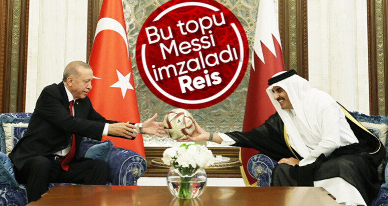 Katar Emiri, Cumhurbaşkanı Erdoğan’a Messi imzalı topu gösterdi