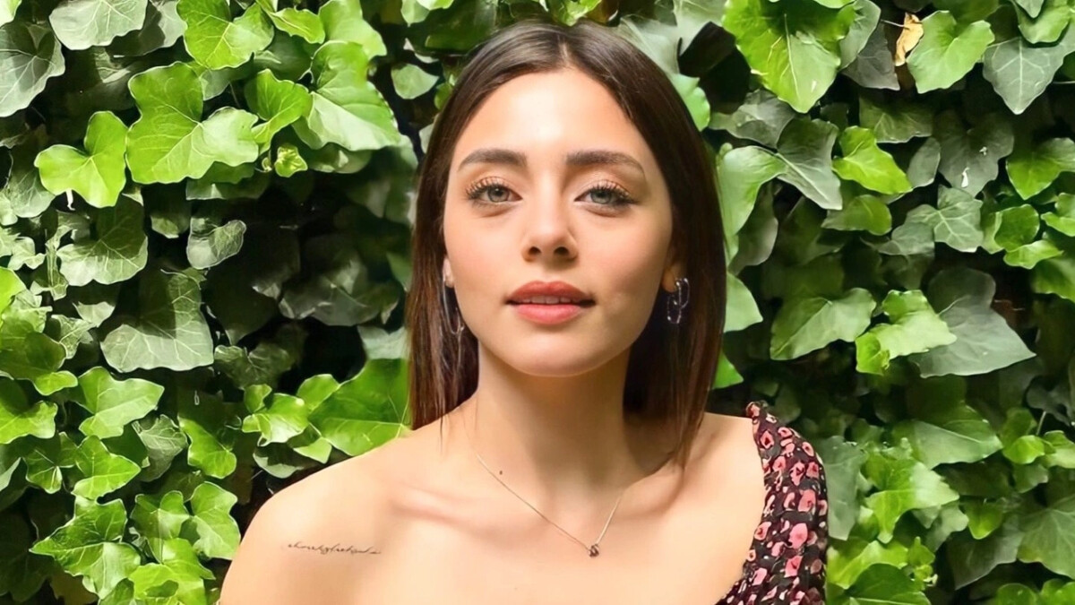 Kayalıklara bikiniyle yaslanan Sıla Türkoğlu’dan fizik dersi