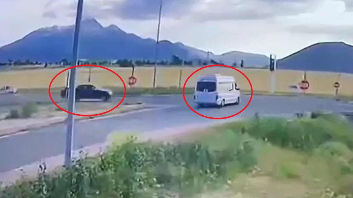 Kayseri’de kamyonet ile işçi servisinin çarptığı kaza kamerada
