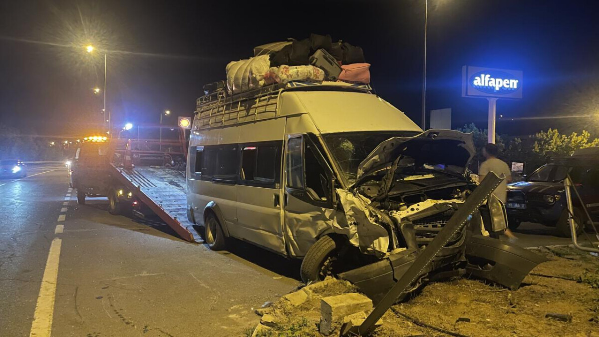 Kayseri’de minibüs ile otomobil çarpıştı: 16 kişi yaralandı