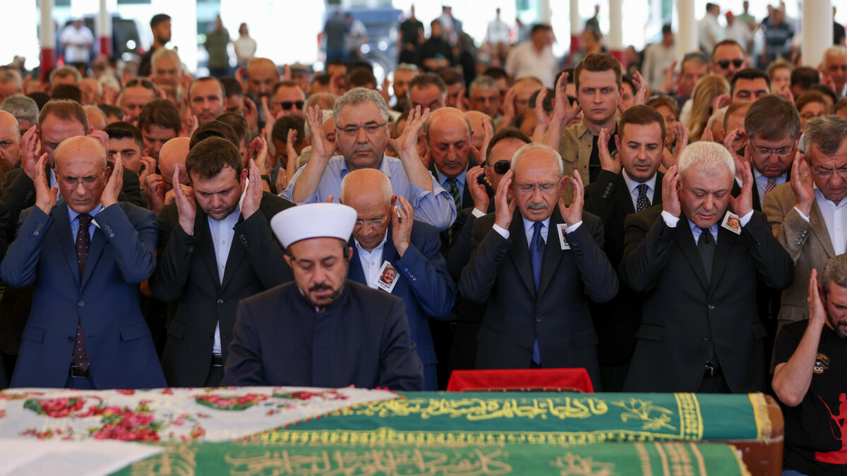 Kemal Kılıçdaroğlu, Tuncay Özkan’ın annesinin cenazesine katıldı