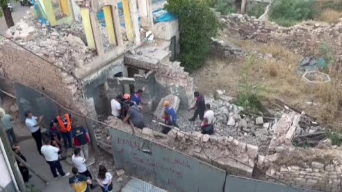 Kilis’te depremde ağır hasar alan bina çöktü: 2 kişi kurtarıldı