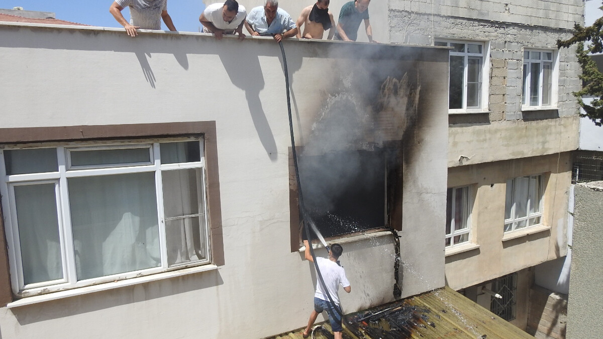 Kilis’te itfaiye eri, alevlere teslim olan eve korkusuzca daldı