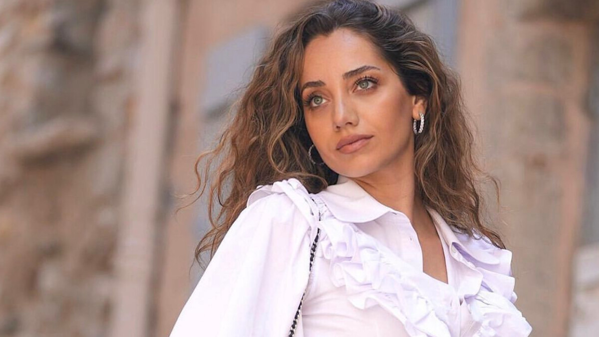 Kısmet dizisinin Melike’si Özge Özacar iddialı pozlarıyla Instagram’ı salladı! “Yine düştük”