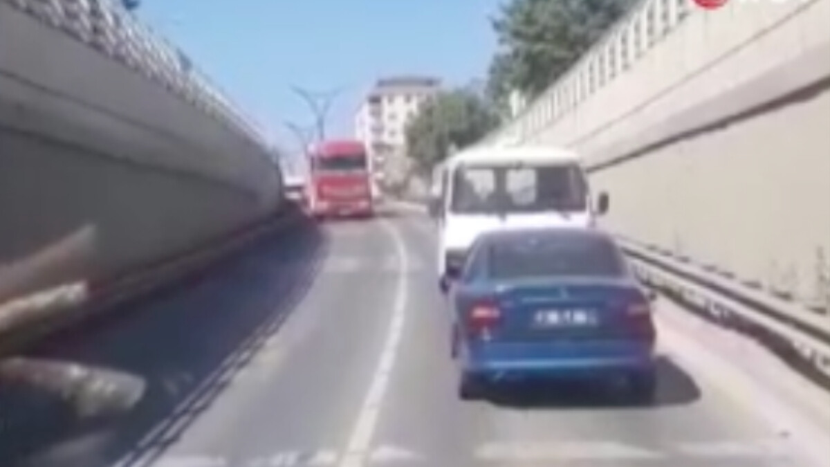 Kocaeli’de arızalanan otomobili geri geri çekti