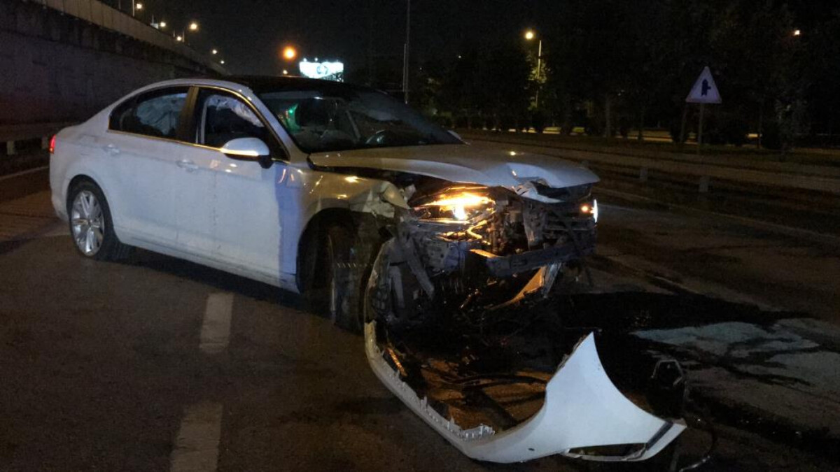 Kocaeli’de bariyerlere çarpan otomobil yolun ortasında durabildi: 1 yaralı