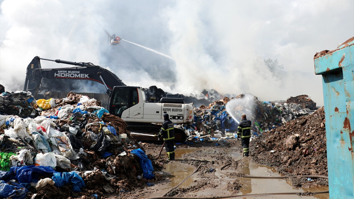Kocaeli’de geri dönüşüm fabrikası alevlere teslim oldu
