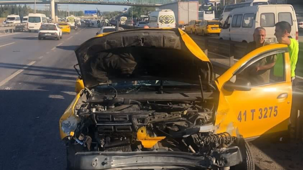 Kocaeli’de kazada araç ezildi! Sürücüler sağ kurtuldu