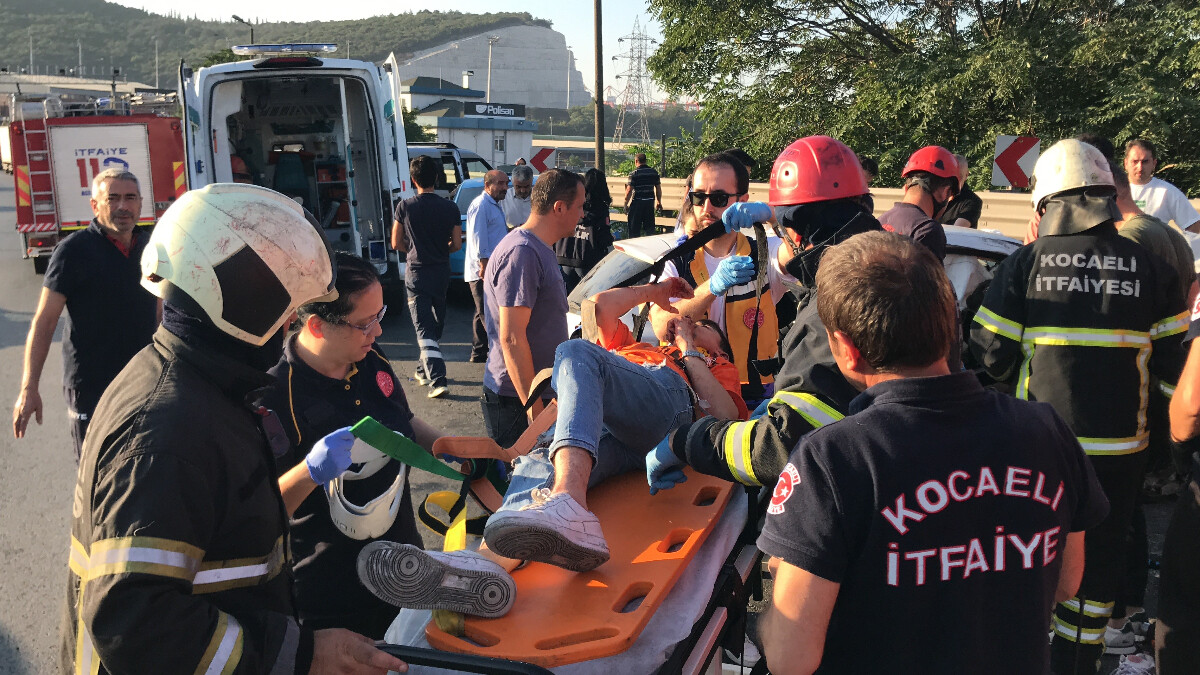 Kocaeli’de sürücünün hız yaptığı araçtan 7 yaralı çıktı