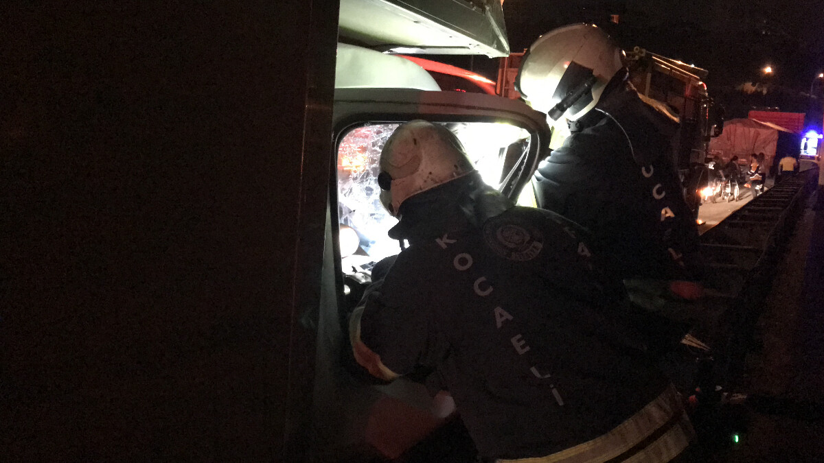 Kocaeli’de yaralı çıkıştığı arabadan çıkarken telefonunu istedi