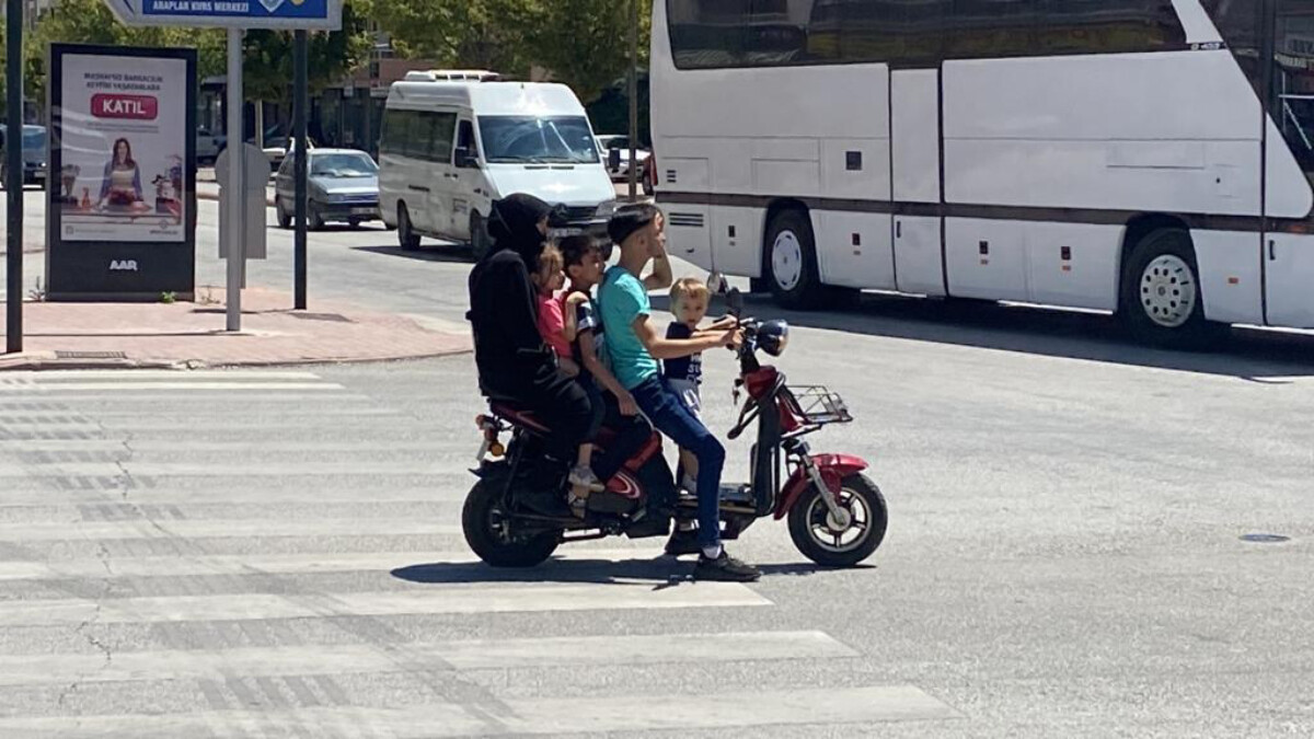 Konya’da elektrikli bisiklete 5 kişi binen aile kameraya yansıdı