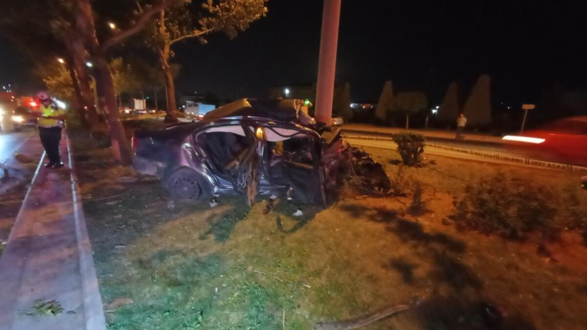 Konya’da otomobil ile makas atan 16 yaşındaki sürücü ağaca çarptı: 3 yaralı