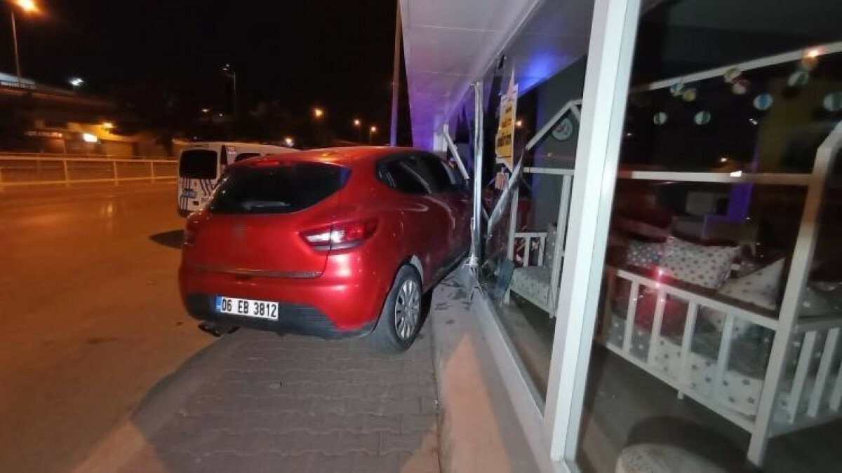 Konya’da uyuşturucu kullanan sürücü dükkana daldı