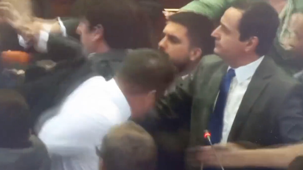 Kosova Parlamentosu’nda iktidar ve muhalefet vekilleri birbirine girdi