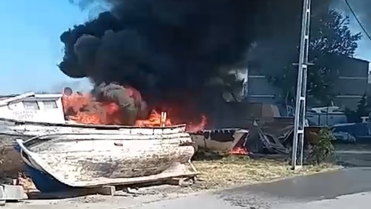 Küçükçekmece’de 5 tekne cayır cayır yandı