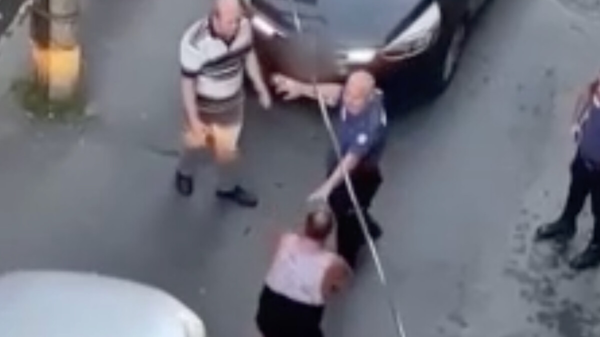 Küçükçekmece’de polislerin güçlükle ayırdığı kavga