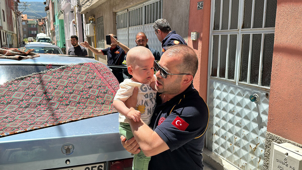 Kütahya’da annesinin arabada bıraktığı bebek kilitli kaldı