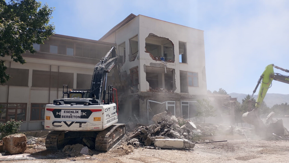 Malatya’da depremde hasar alan belediye binası yıkıldı