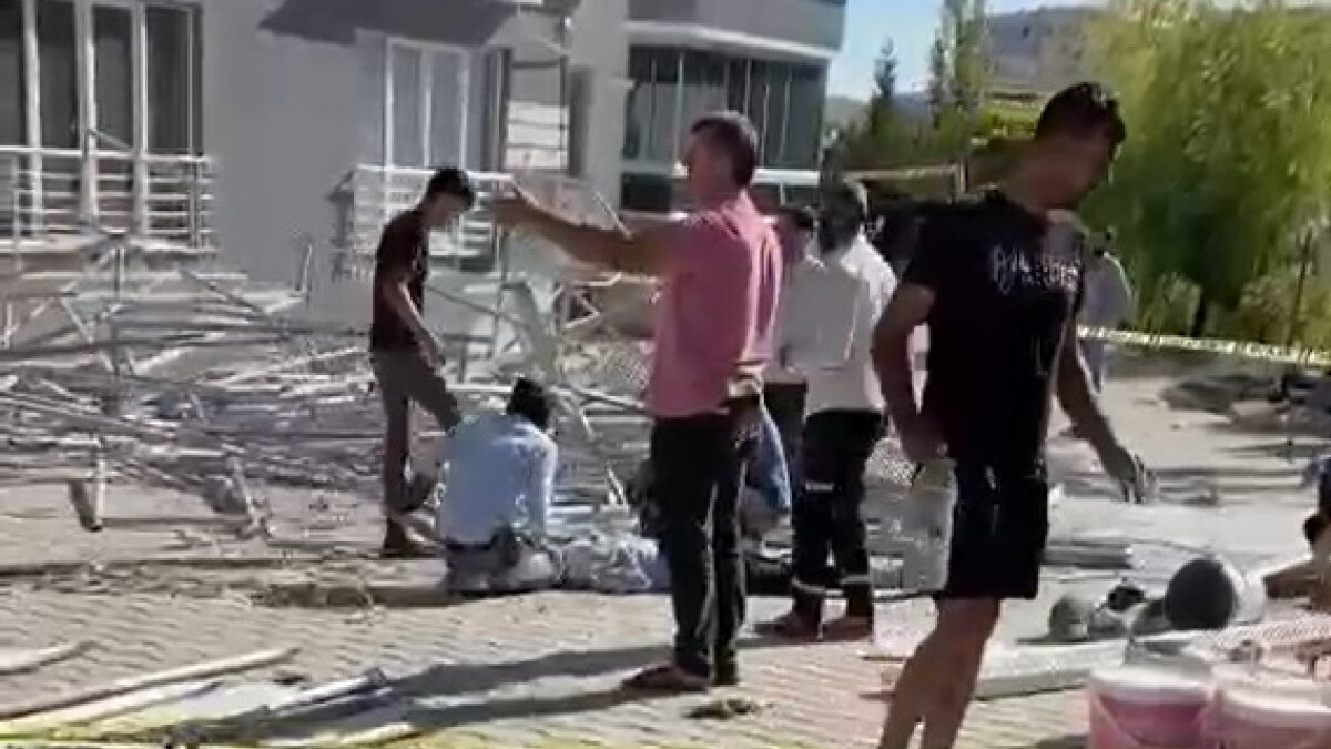 Malatya’da iskele çöktü: 1 işçi öldü, 2’si yaralandı