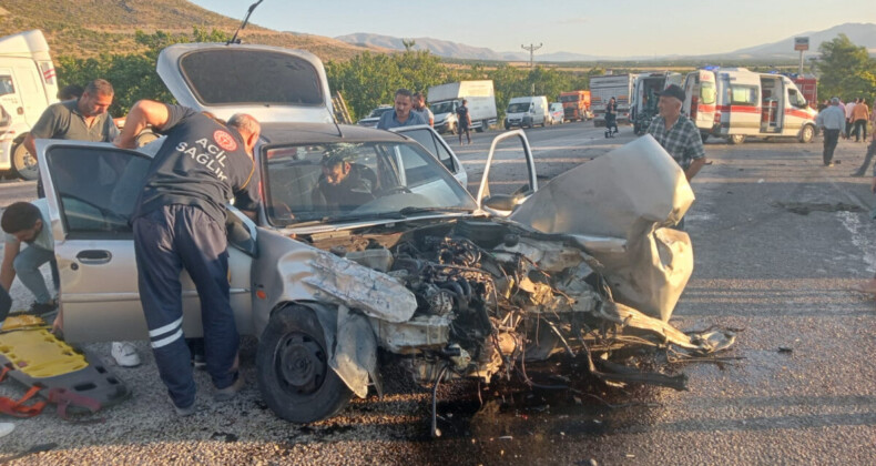 Malatya’da otomobiller kafa kafaya çarpıştı: 1 ölü 6 yaralı