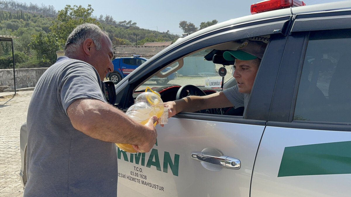 Manisa’da evi yanan vatandaş yangın söndürme ekiplerine erik suyu ikram etti