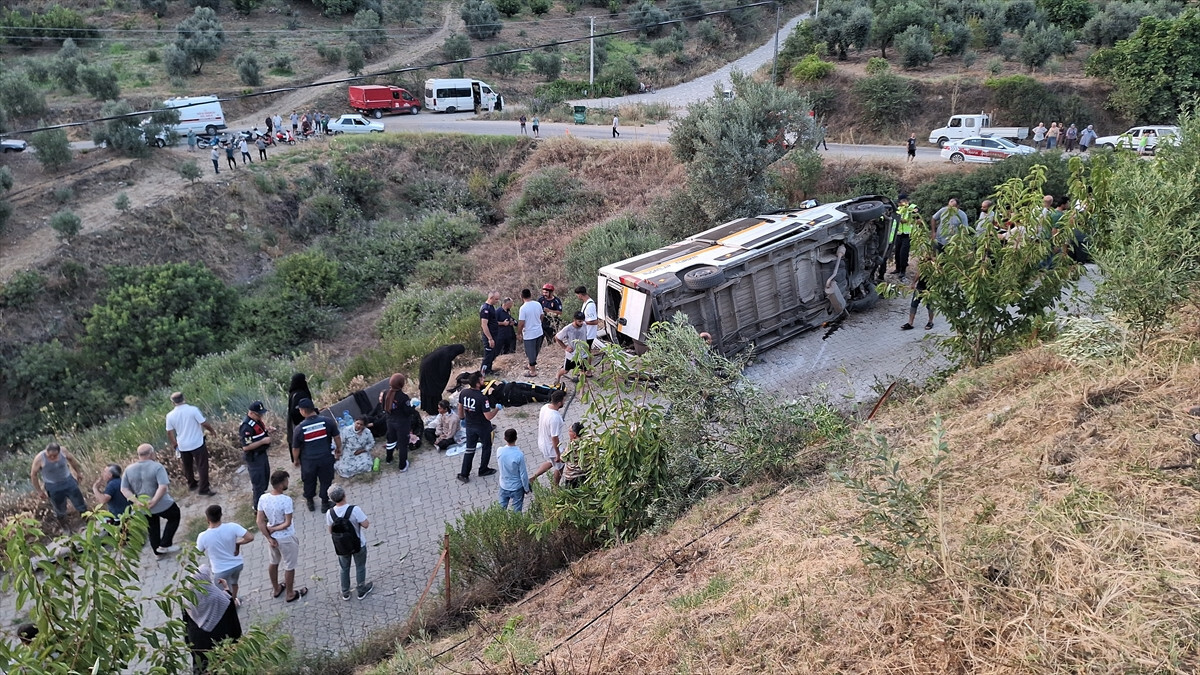 Manisa’da şarampole devrilen minibüste 20 kişi yaralandı