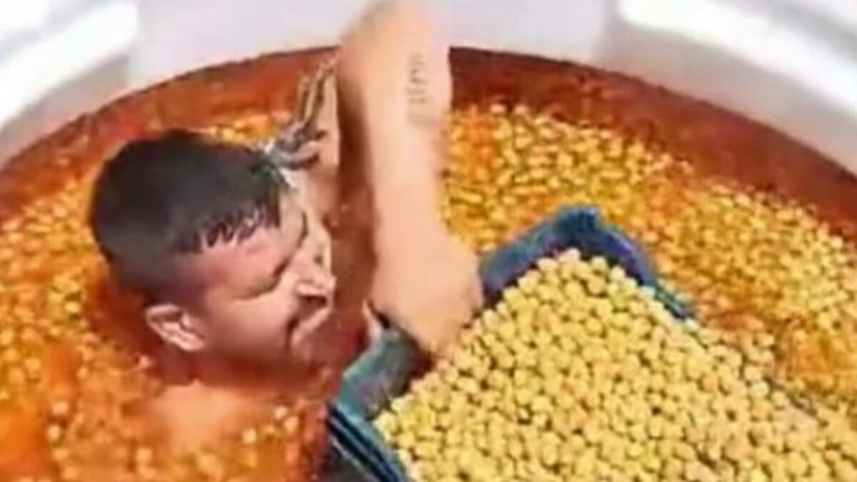 Manisa’da zeytin tankına çıplak giren işçi tutuklandı