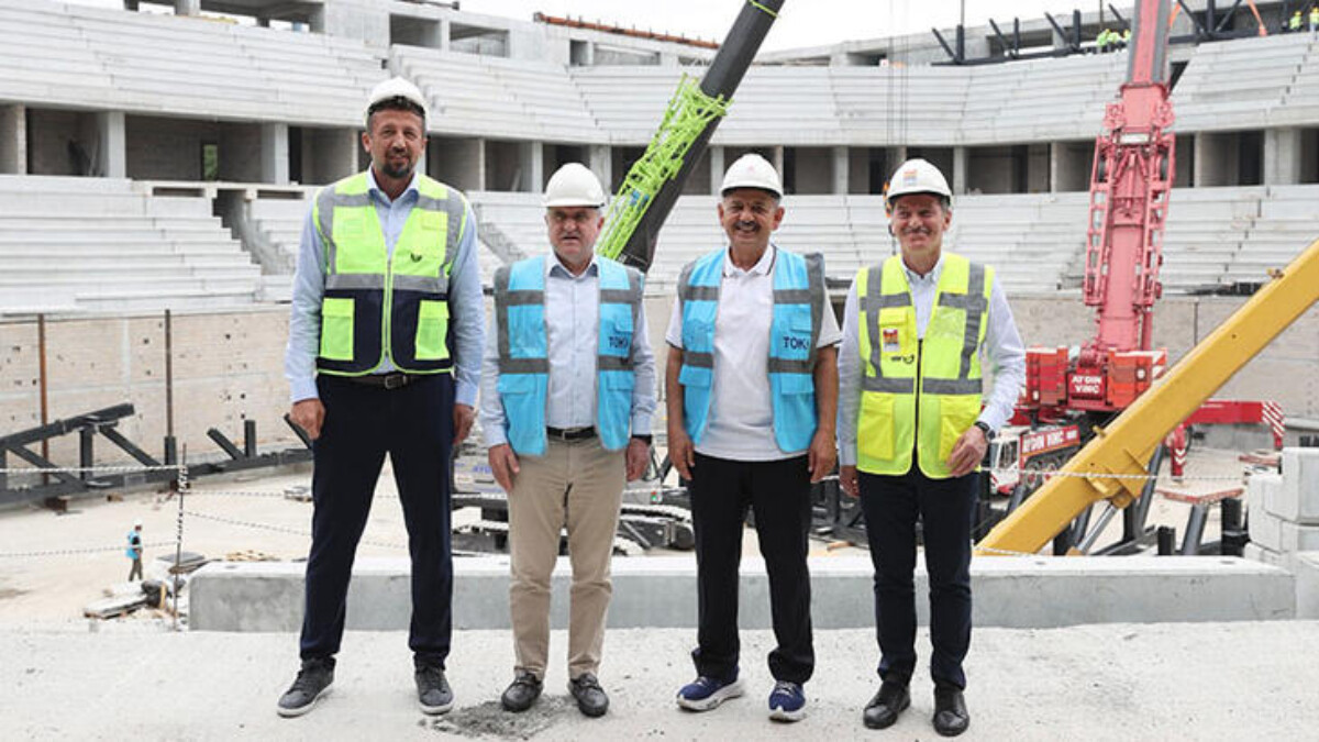 Mehmet Özhaseki ve Osman Aşkın Bak, Abdi İpekçi Spor Kompleksi’ni inceledi