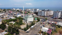 Mersin’de fırtına minareyi devirdi: 2 yaralı