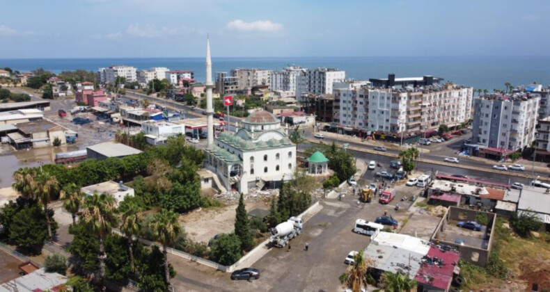 Mersin’de fırtına minareyi devirdi: 2 yaralı