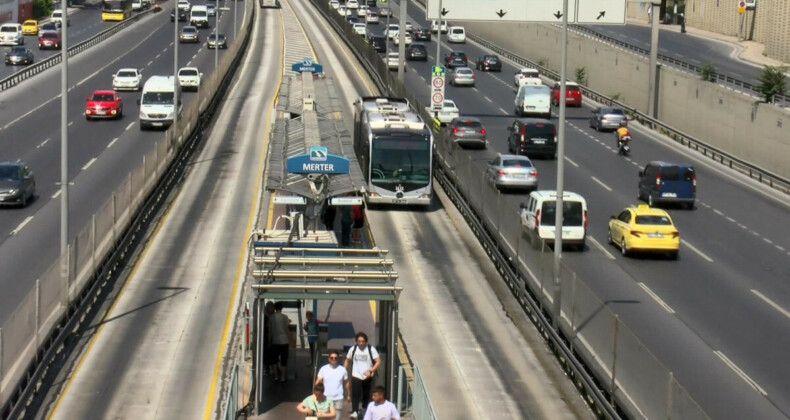 :Metrobüs yollarında asfalt eridi: Vatandaş şikayetçi