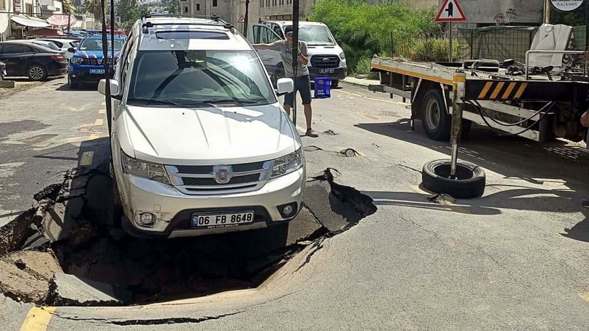 Muğla’da çukur oluşan yola cip düştü