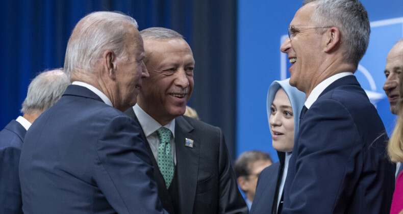 NATO Zirvesi’nde, Cumhurbaşkanı Erdoğan, Joe Biden ve Jens Stoltenberg’in keyifli sohbeti