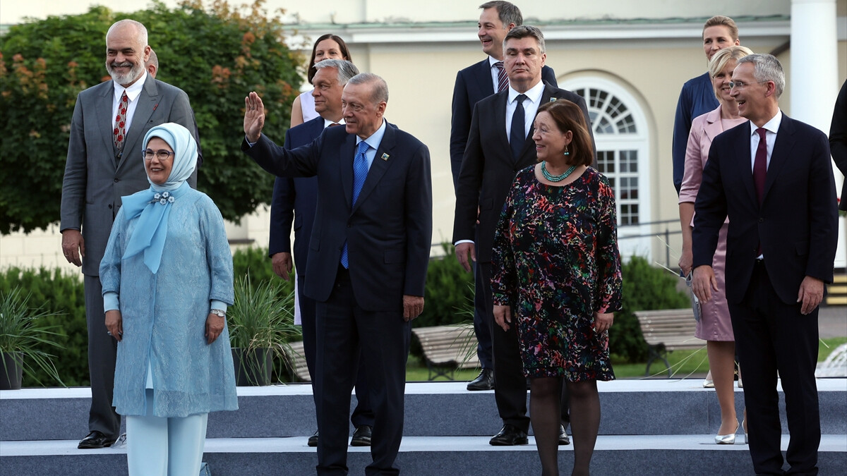 NATO Zirvesi’nde liderler ve eşleri yemekte buluştu