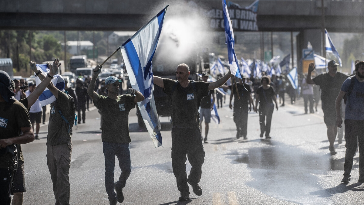 Netanyahu’nun yargı reformunu protesto etmek için binlerce vatandaş sokaklara döküldü