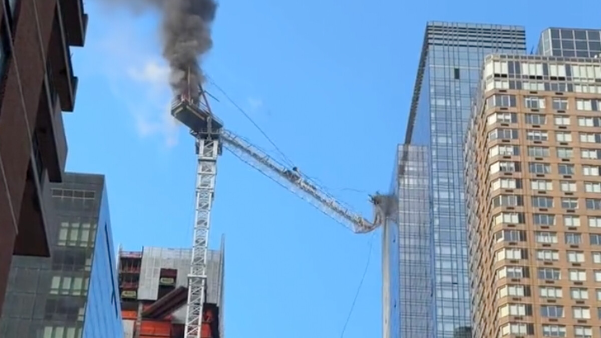 New York’ta kule vinç kalabalığın üzerine düşttü