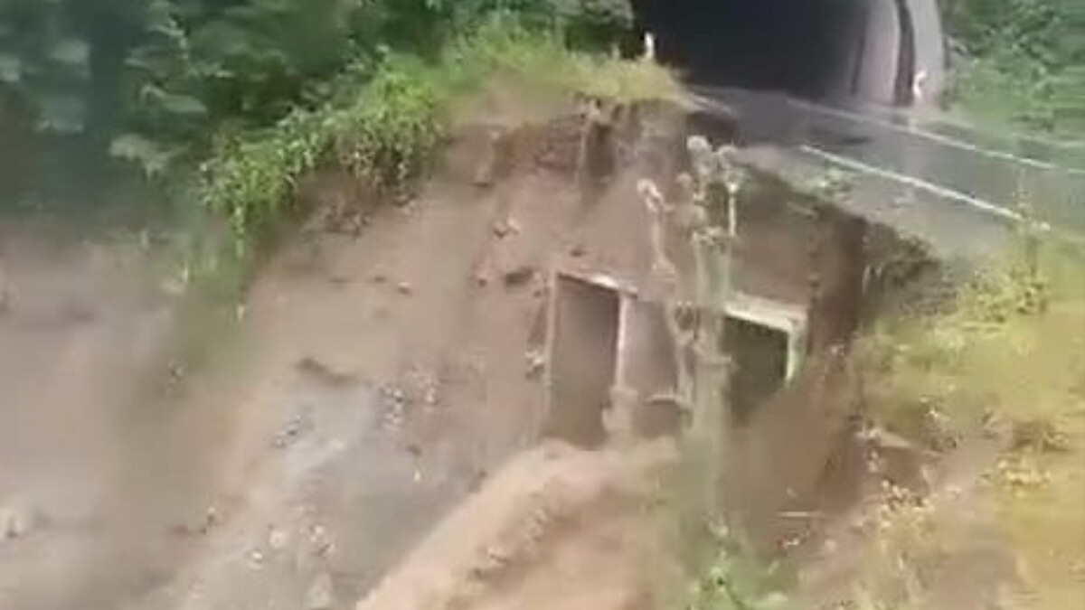 Ordu’da sağanak! Tünelin çıkışındaki yol çöktü…