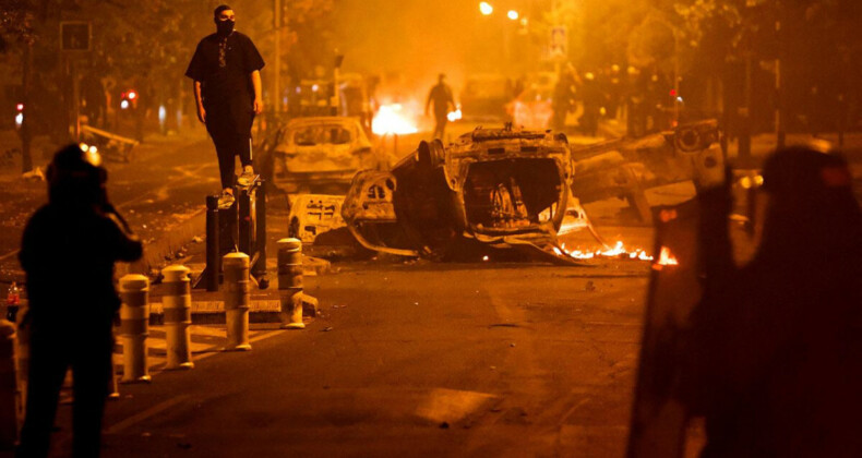 Paris’te hafta sonu yapılan gösteride polisin uyguladığı şiddete soruşturma