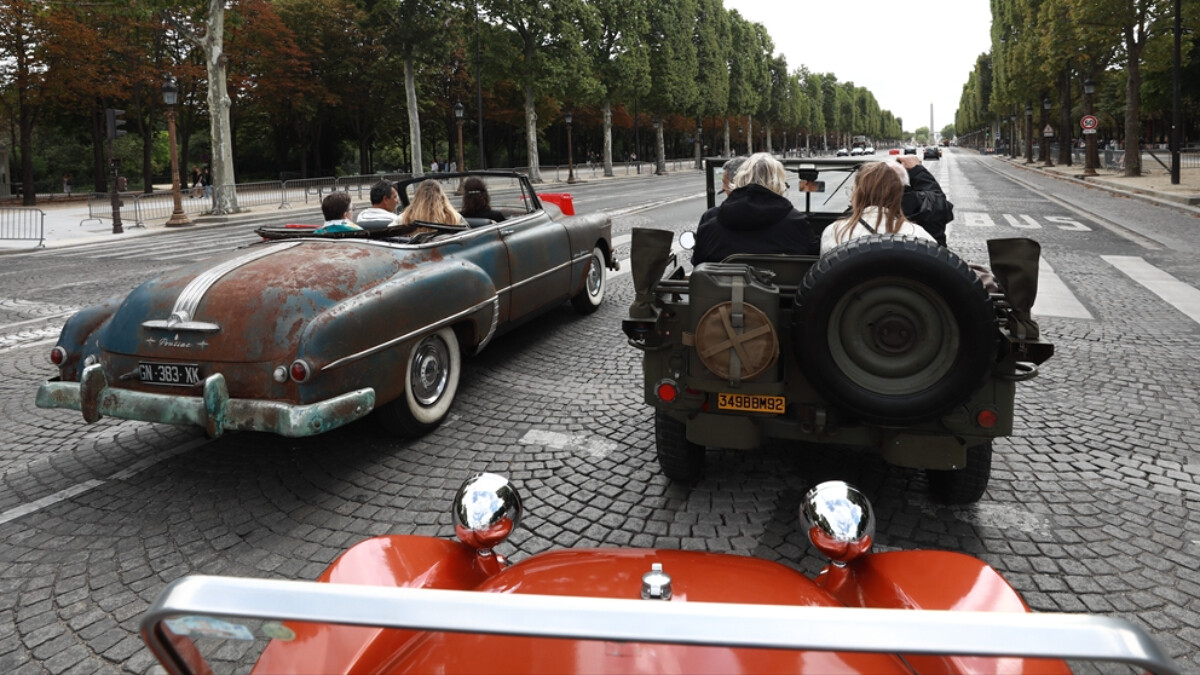Paris’te klasik otomobiller görücüye çıktı