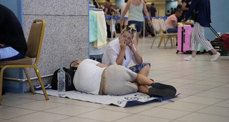 Rodos Adası’ndaki yangın büyüyor: Turistler spor salonlarında uyumak zorunda kaldı